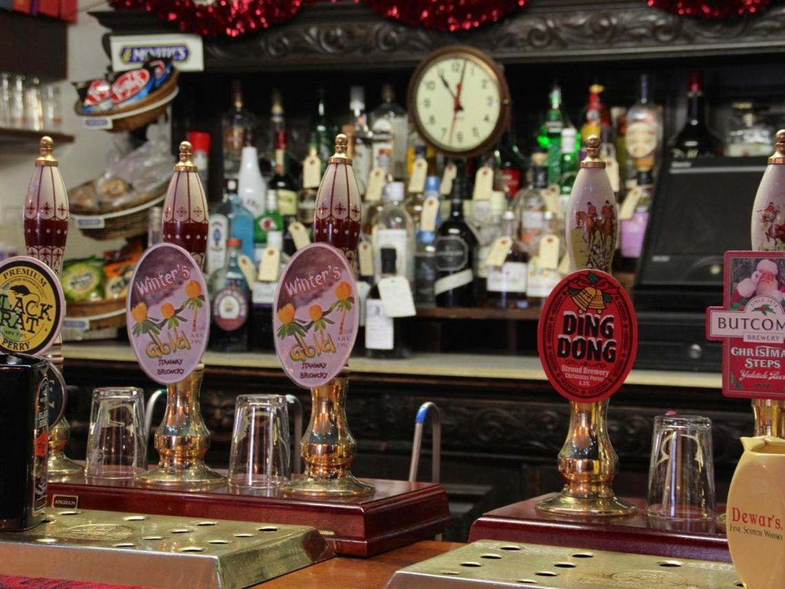Crown And Trumpet Inn Бродуей Екстериор снимка