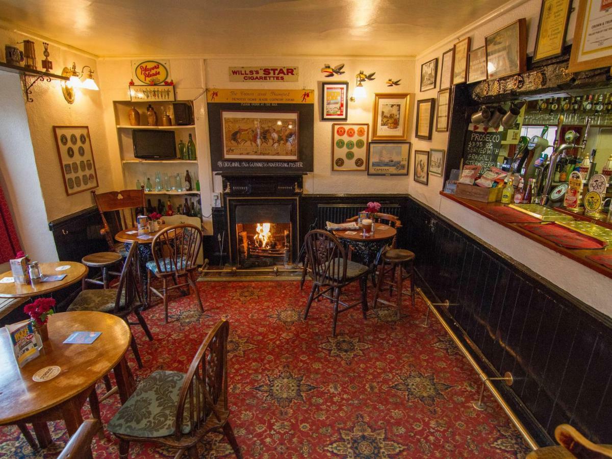 Crown And Trumpet Inn Бродуей Екстериор снимка